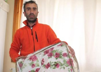 İçi altın dolu battaniyeyi kazara sarsıntı bölgesine gönderdi! Yardım etmek isterken mağdur olduk