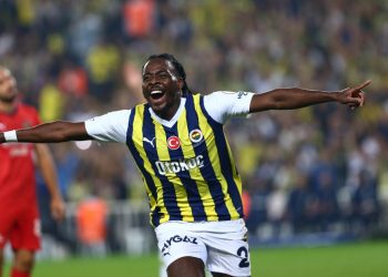 Osayi Samuel, grup arkadaşını öve öve bitiremedi